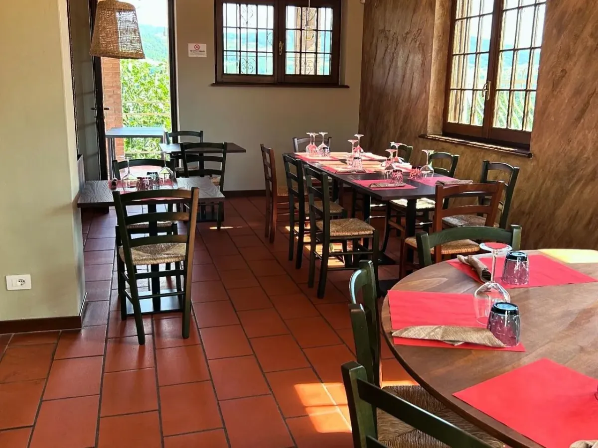 Tavoli apparecchiati nella sala di L’Osteria di Statto
