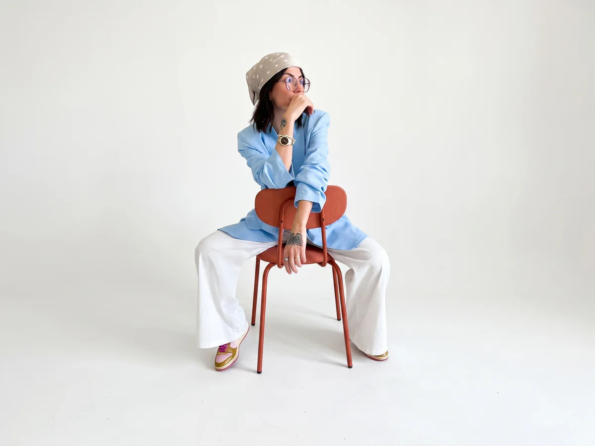 Ritratto di moda con modella seduta in abito azzurro, visual fornito per Anastasia Clothes