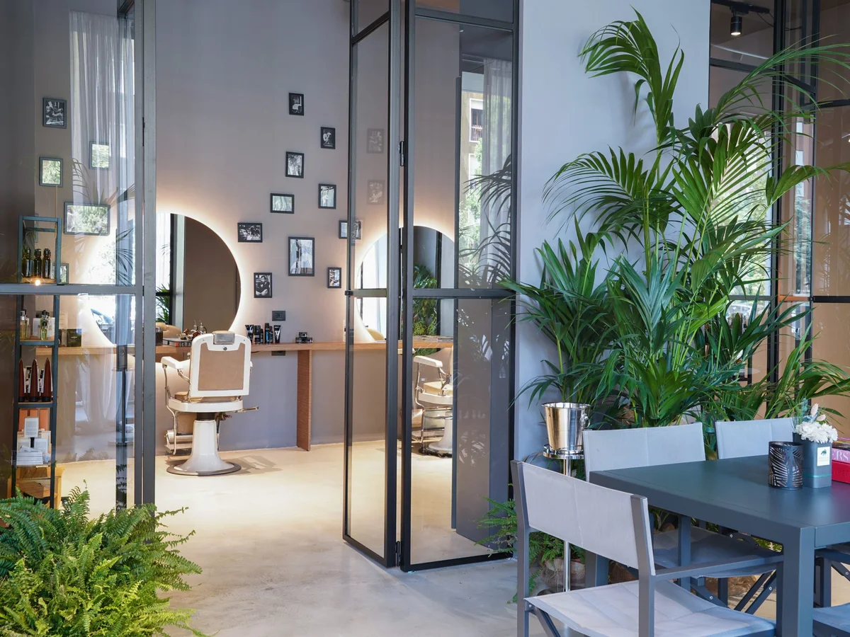 Interni del salone bn°1 con vetrate, postazioni e piante