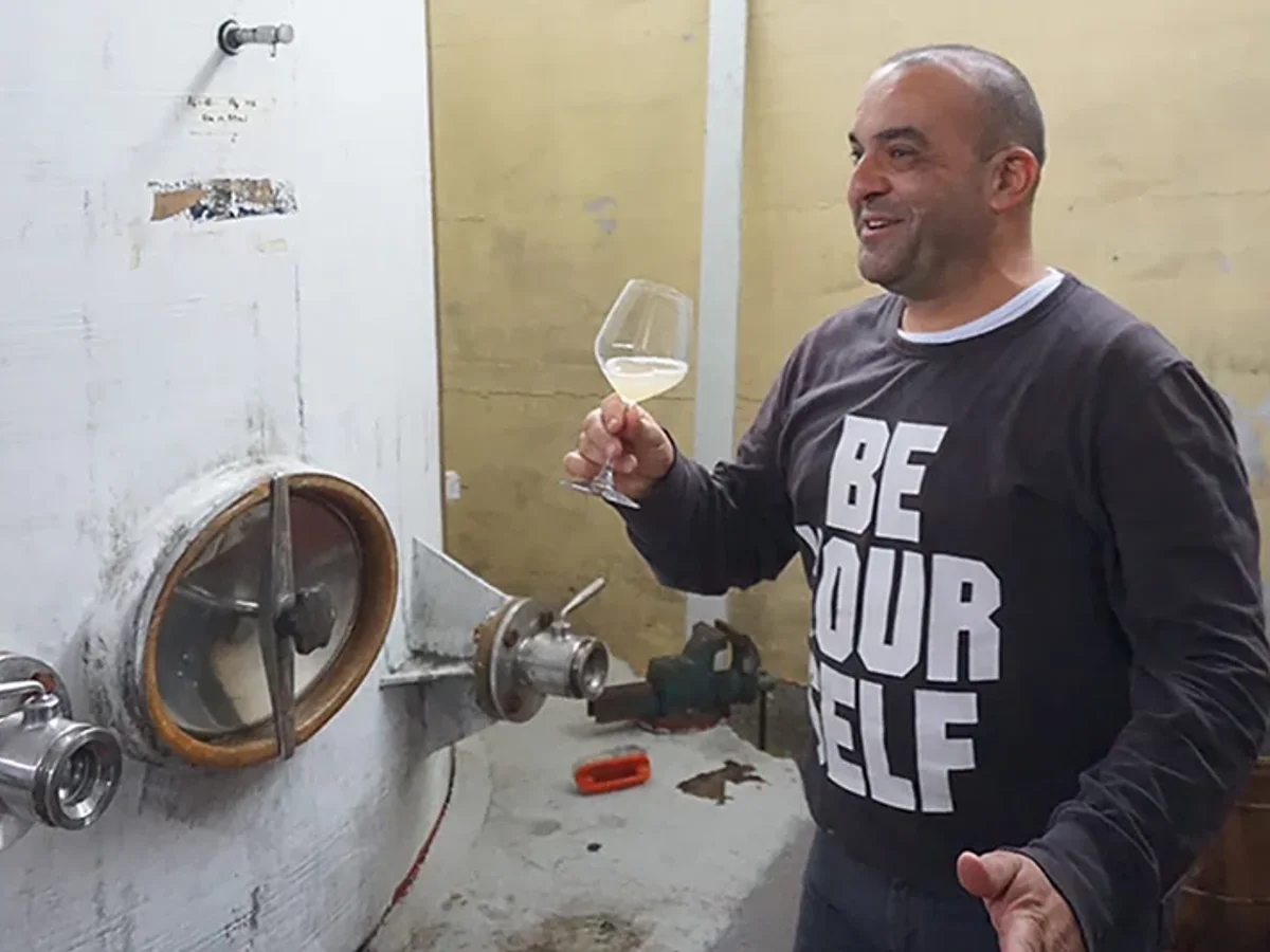 Leonardo Bulli in cantina con un calice di vino