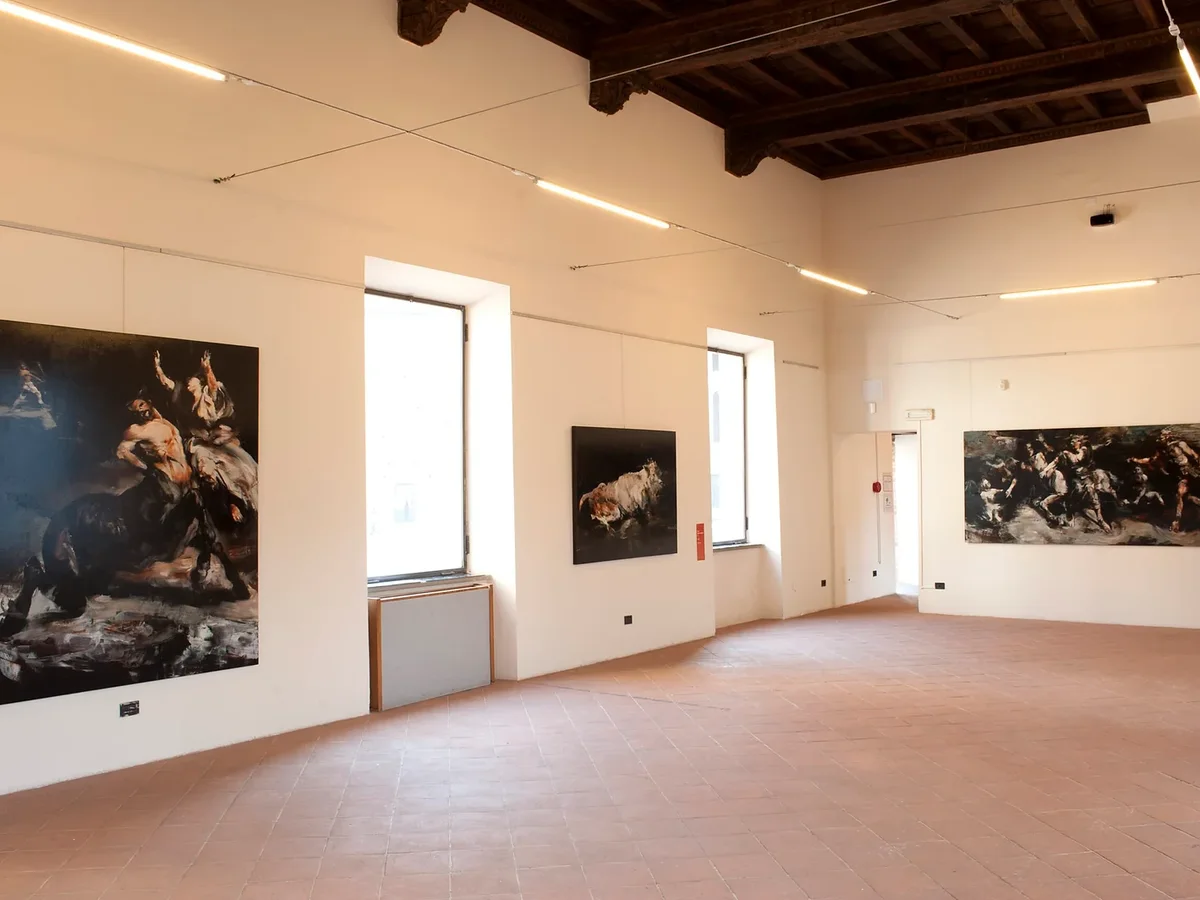Sala espositiva della Galleria Nuovospazio con opere alle pareti