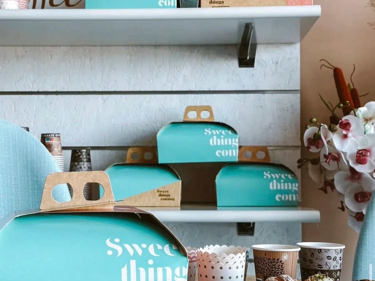 Confezioni e bicchieri coordinati per pasticceria nello showroom di Gruppo Pluricart