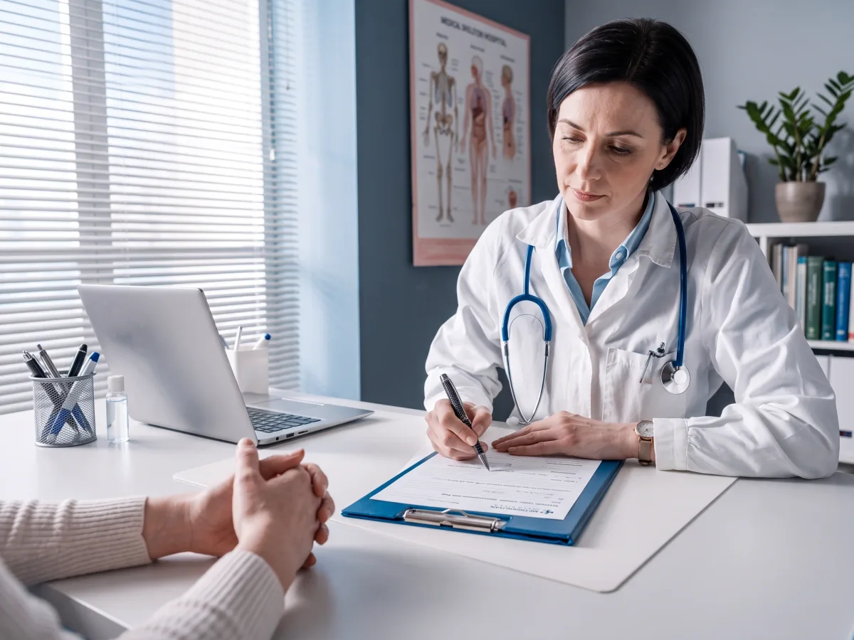 Fotografia di un consulto medico utilizzata nella home page del Poliambulatorio Health