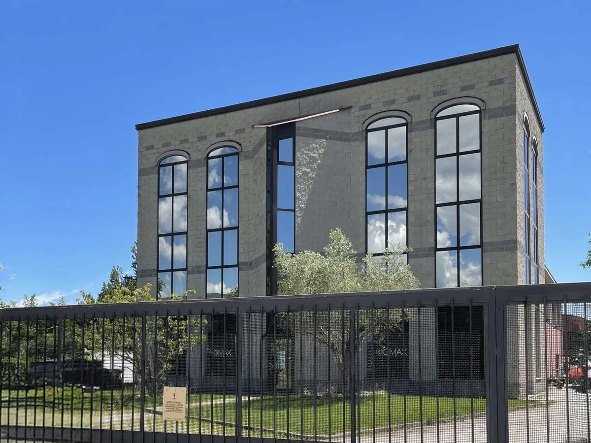 Facciata di un edificio contemporaneo, immagine del progetto Kennell