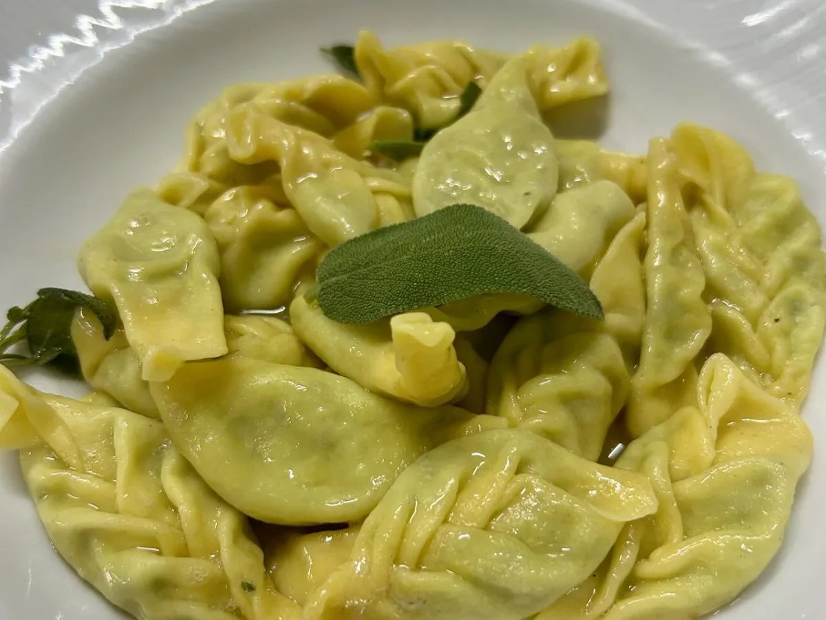 Tortelli alle erbette con burro e salvia, fotografati per L’Osteria di Statto