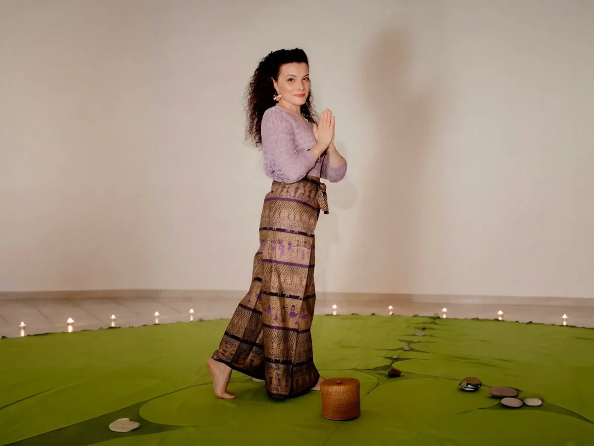 Persona in piedi su un tappeto verde in una sala, immagine del progetto Laura Alberici
