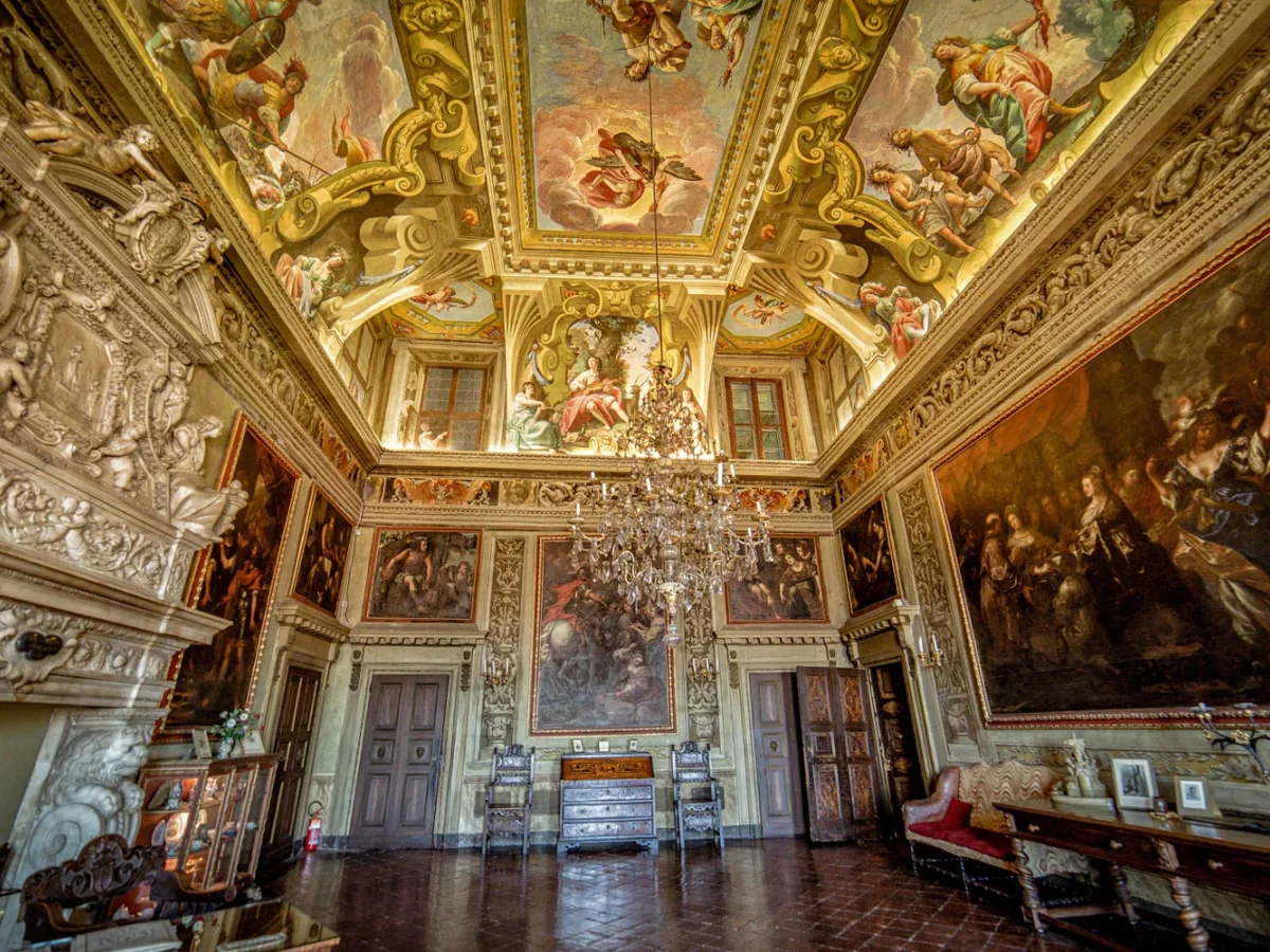 Affreschi e arredi del Gran Salone di Palazzo Terzi
