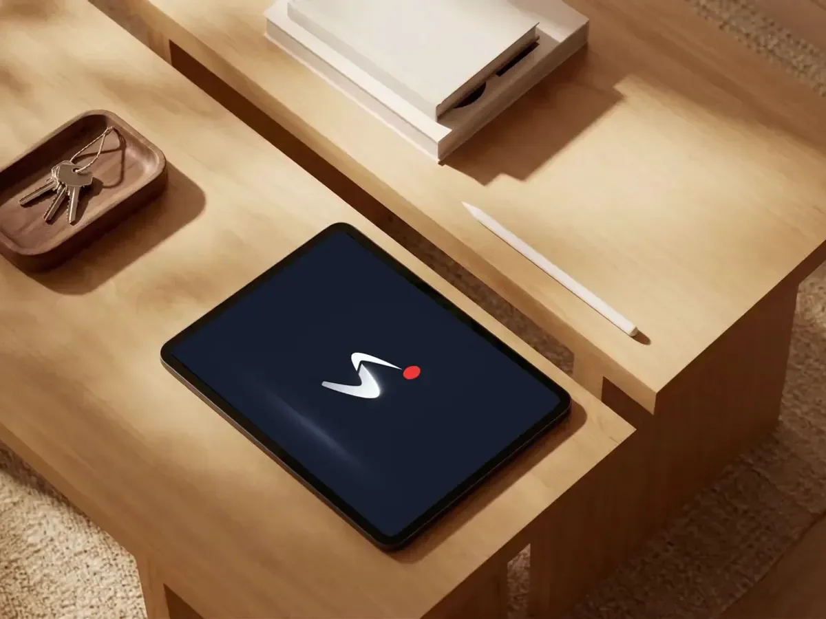 Visual Synea con tablet e marchio su un tavolino in legno